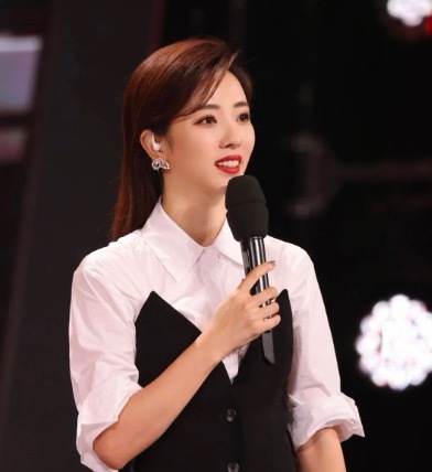 李思思离职后的去向引猜测 转行直播带货当“网红”引争议