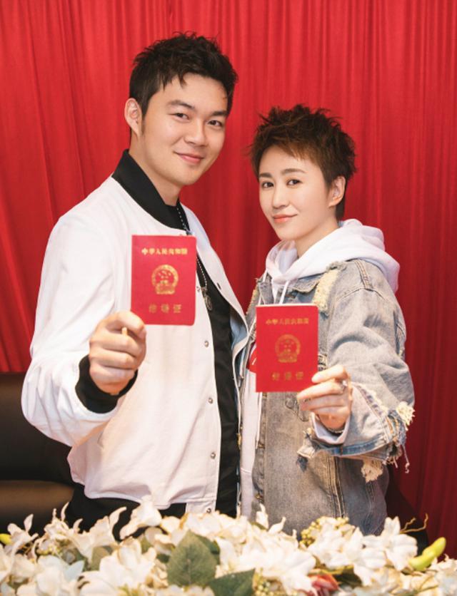 8岁官宣当妈、嫁小11岁老公，中年任性的马丽为何还是喜剧女王？"