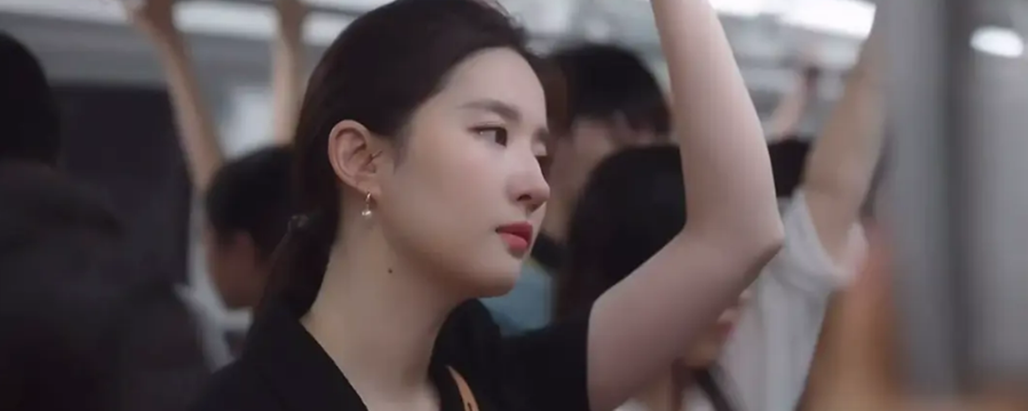 收视夺冠,脱下“古装”的刘亦菲,这剧治愈多少年轻人的精神内耗