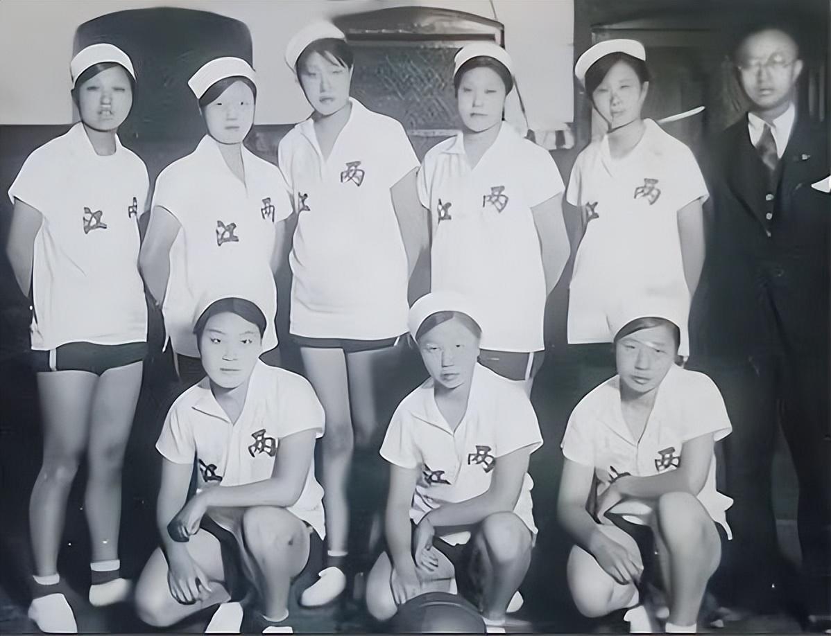 风光背后对女儿有愧疚，李谷一二婚丈夫离世后，女儿成唯一依靠