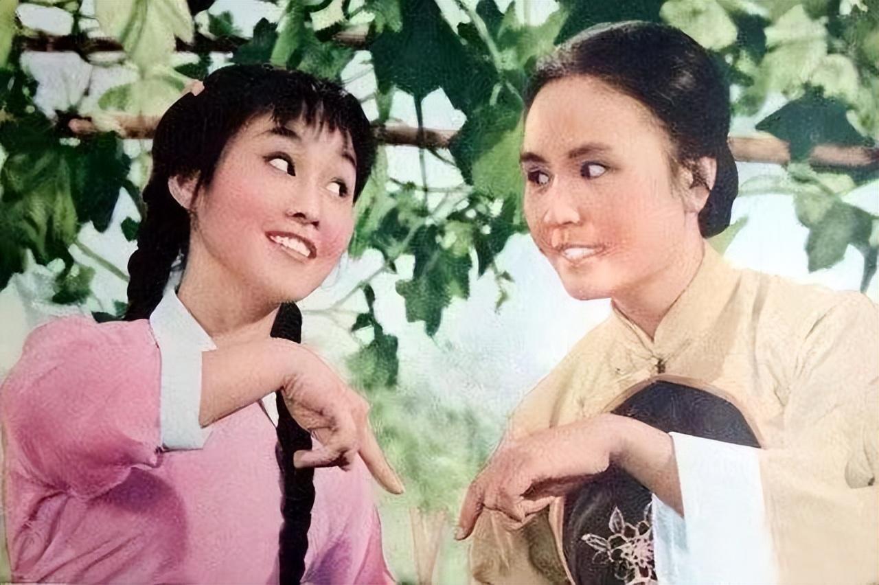 风光背后对女儿有愧疚，李谷一二婚丈夫离世后，女儿成唯一依靠