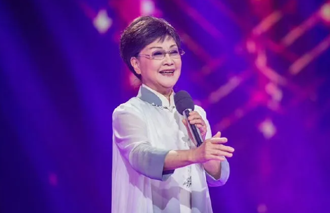 风光背后对女儿有愧疚，李谷一二婚丈夫离世后，女儿成唯一依靠