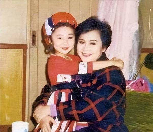 风光背后对女儿有愧疚，李谷一二婚丈夫离世后，女儿成唯一依靠