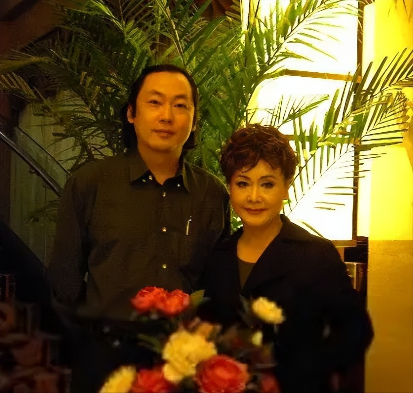 风光背后对女儿有愧疚，李谷一二婚丈夫离世后，女儿成唯一依靠