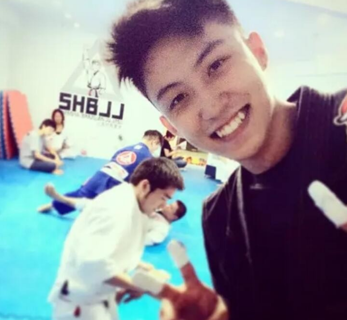 “硬汉小生”黄景瑜:从服务员到一线男星,他只用了两年时间