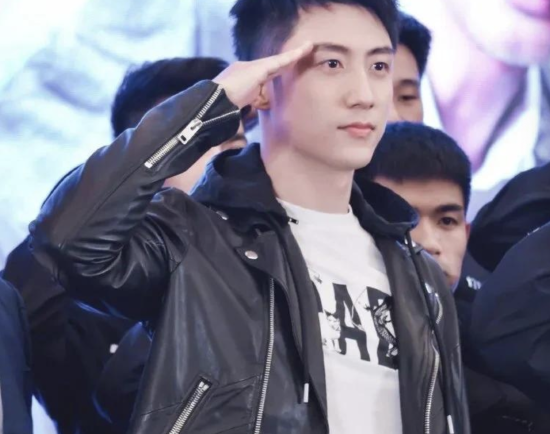 “硬汉小生”黄景瑜:从服务员到一线男星,他只用了两年时间