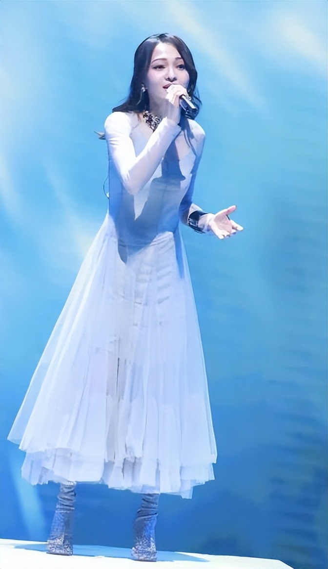 掌掴张韶涵：十年前她拥有隐形的翅膀，十年后她说命运多舛，凤凰涅槃