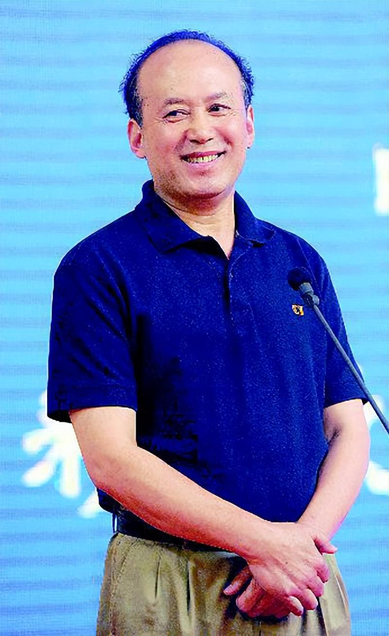 一贴膏药与丈夫结缘的著名演员蔡明，61岁的她有了烦心事