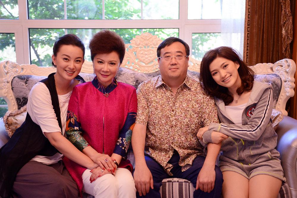 一贴膏药与丈夫结缘的著名演员蔡明，61岁的她有了烦心事