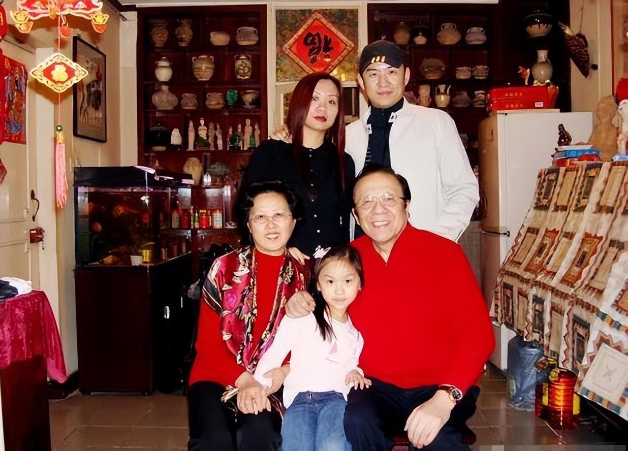 和平凡妻子结婚50年的“歌唱家”杨洪基，老婆和儿子都是他的骄傲