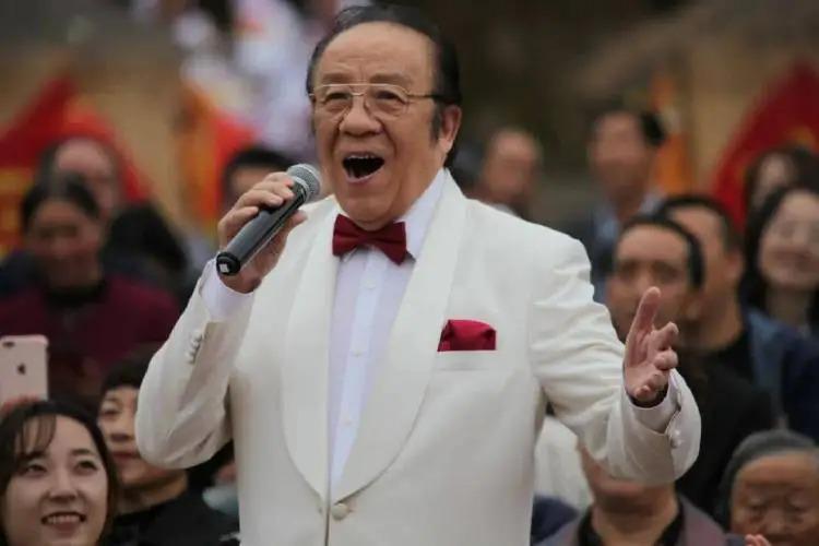 和平凡妻子结婚50年的“歌唱家”杨洪基，老婆和儿子都是他的骄傲