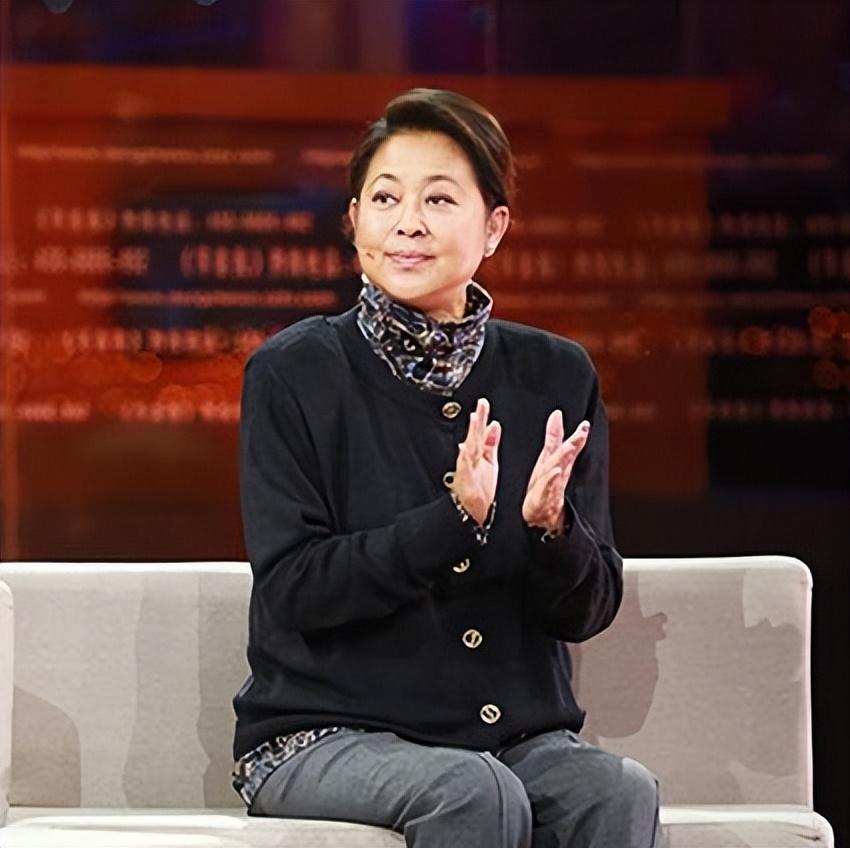 五次恋爱，三婚两离，同居六年惨被抛弃的倪萍，终于收获了真正的爱情