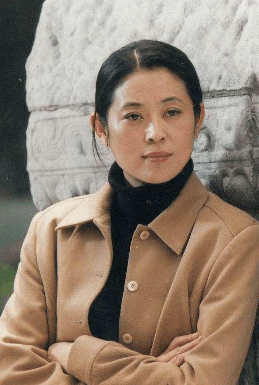 五次恋爱，三婚两离，同居六年惨被抛弃的倪萍，终于收获了真正的爱情