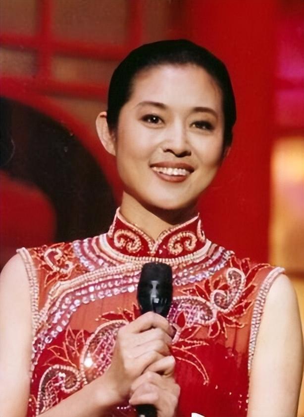 五次恋爱，三婚两离，同居六年惨被抛弃的倪萍，终于收获了真正的爱情