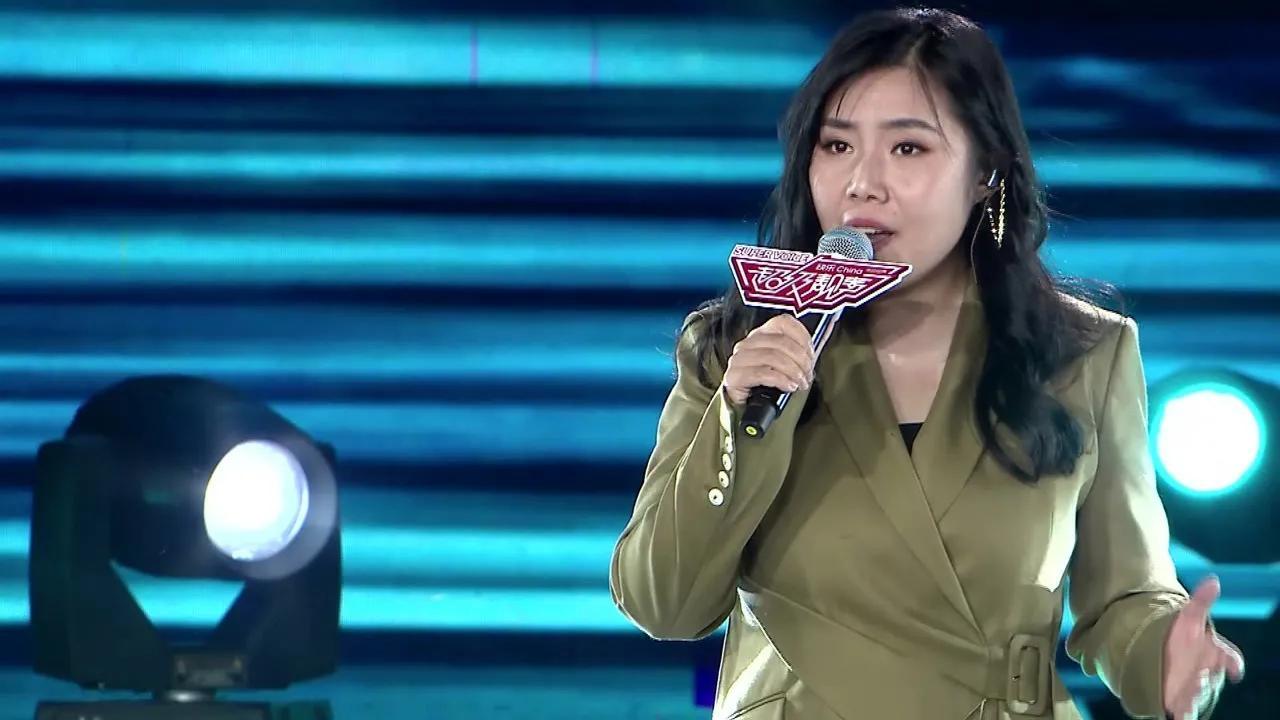 纪敏佳资料 ：人美身材好，唱红了凤凰传奇，自己却一直不走红