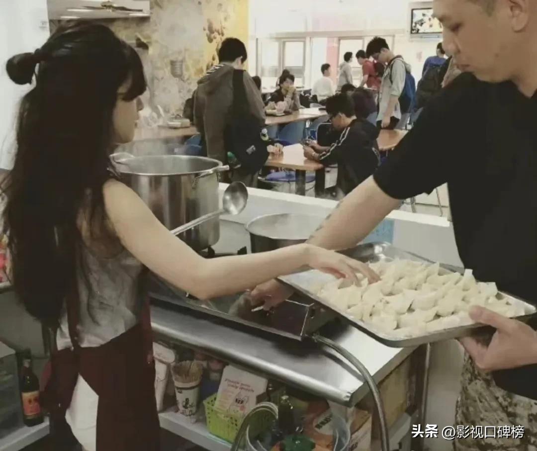 不惧贴标签，学生时期卖馄饨，都是赵露思能大红的伏笔
