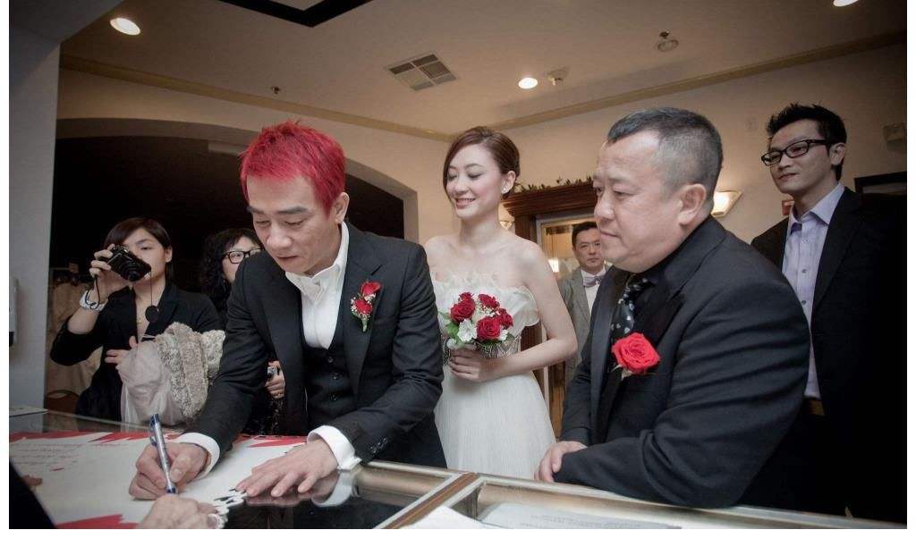 向太眼中的准儿媳应采儿，甘愿嫁穷小子陈小春，她在追求什么？