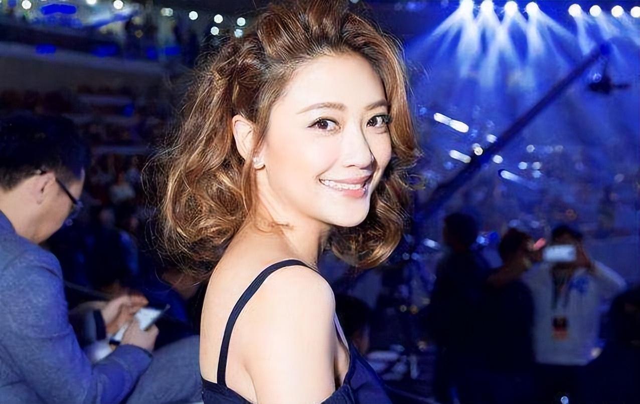 向太眼中的准儿媳应采儿，甘愿嫁穷小子陈小春，她在追求什么？