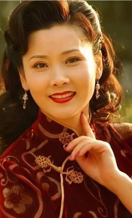 嫁给老师儿子,和丈夫结婚34年的何赛飞,现如今她怎样了?