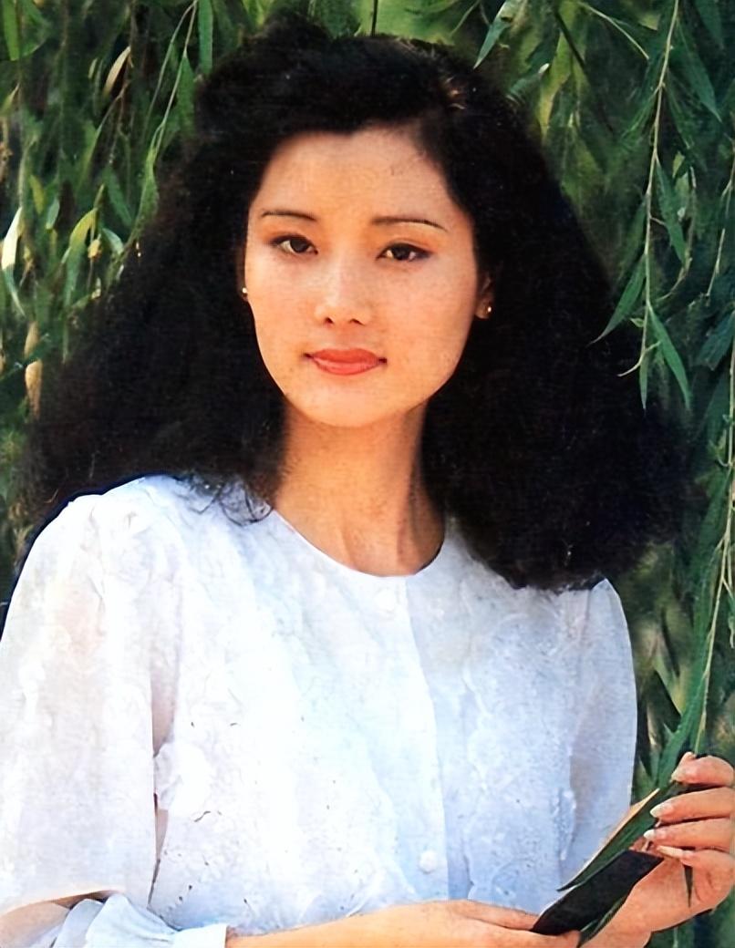 嫁给老师儿子,和丈夫结婚34年的何赛飞,现如今她怎样了?
