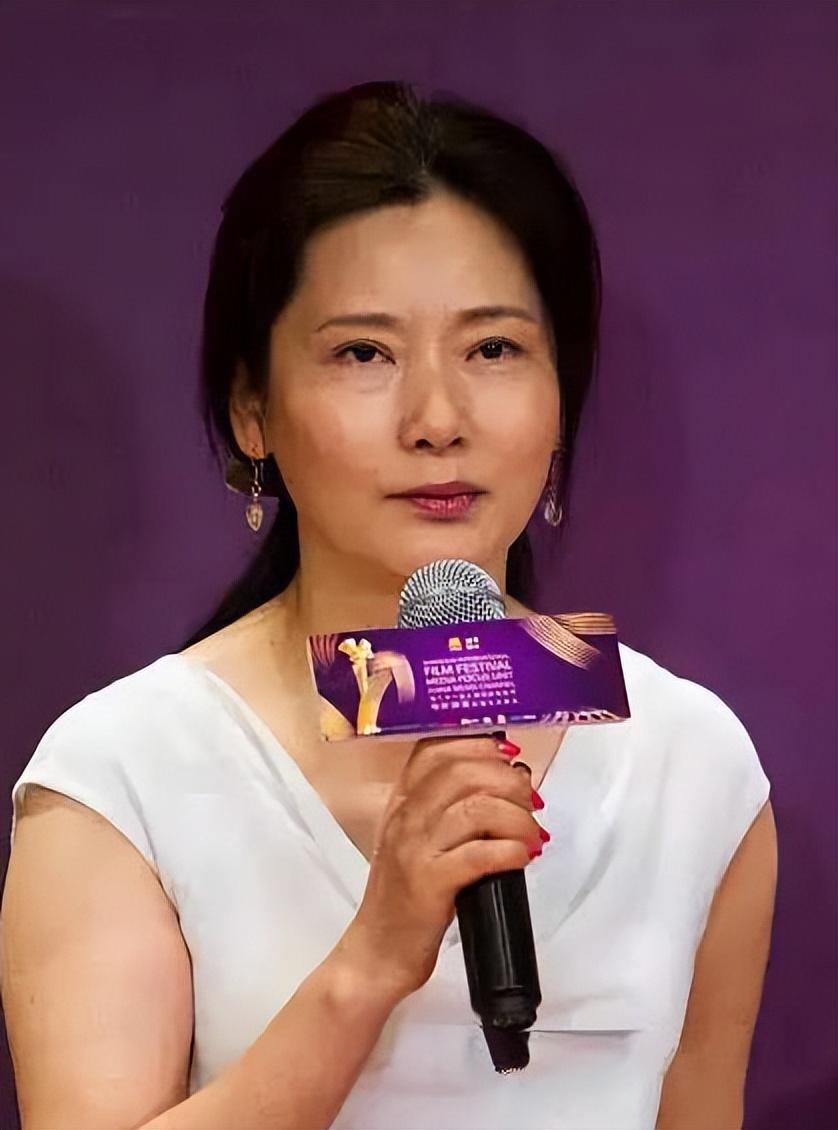 嫁给老师儿子,和丈夫结婚34年的何赛飞,现如今她怎样了?