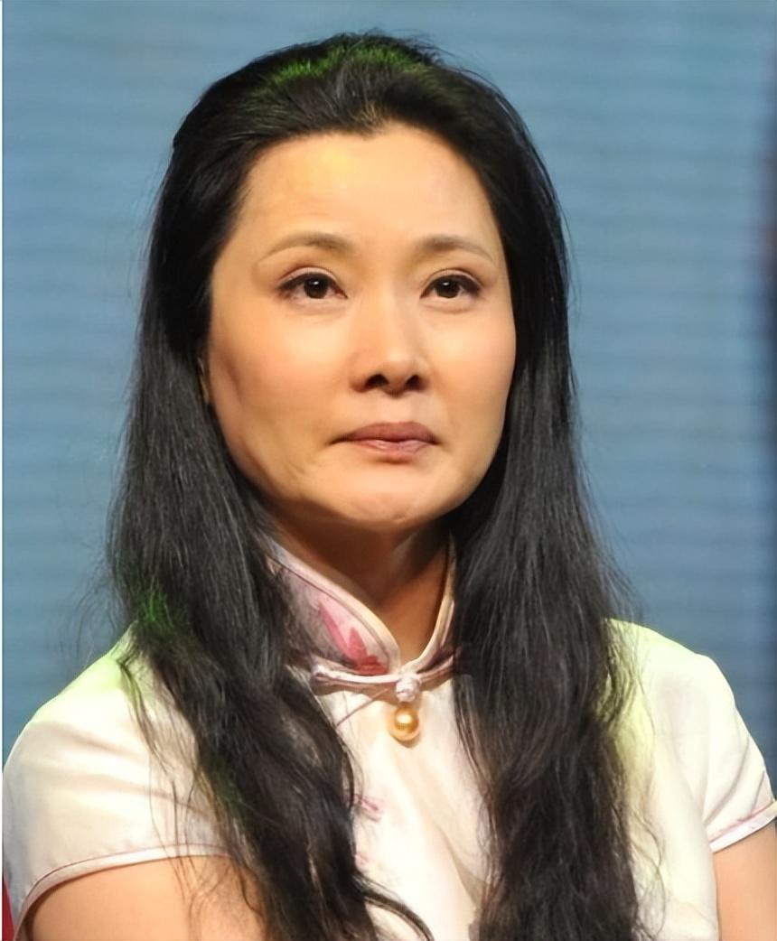 嫁给老师儿子,和丈夫结婚34年的何赛飞,现如今她怎样了?