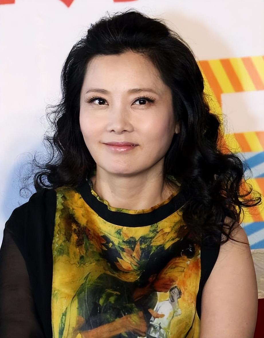 嫁给老师儿子,和丈夫结婚34年的何赛飞,现如今她怎样了?