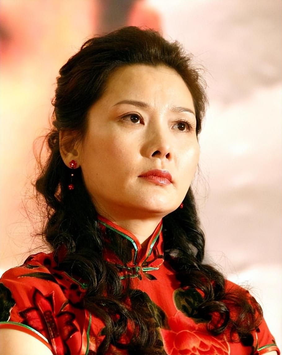 嫁给老师儿子,和丈夫结婚34年的何赛飞,现如今她怎样了?