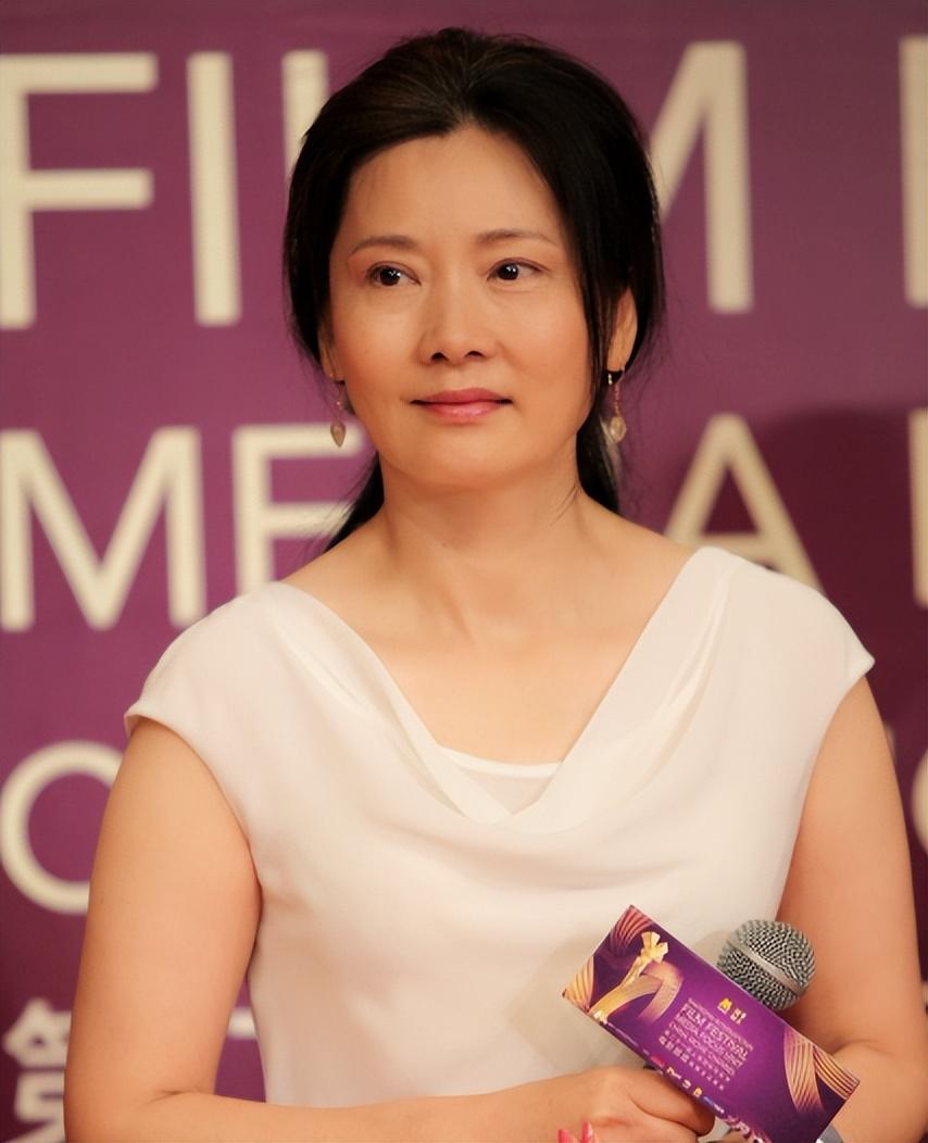 嫁给老师儿子,和丈夫结婚34年的何赛飞,现如今她怎样了?