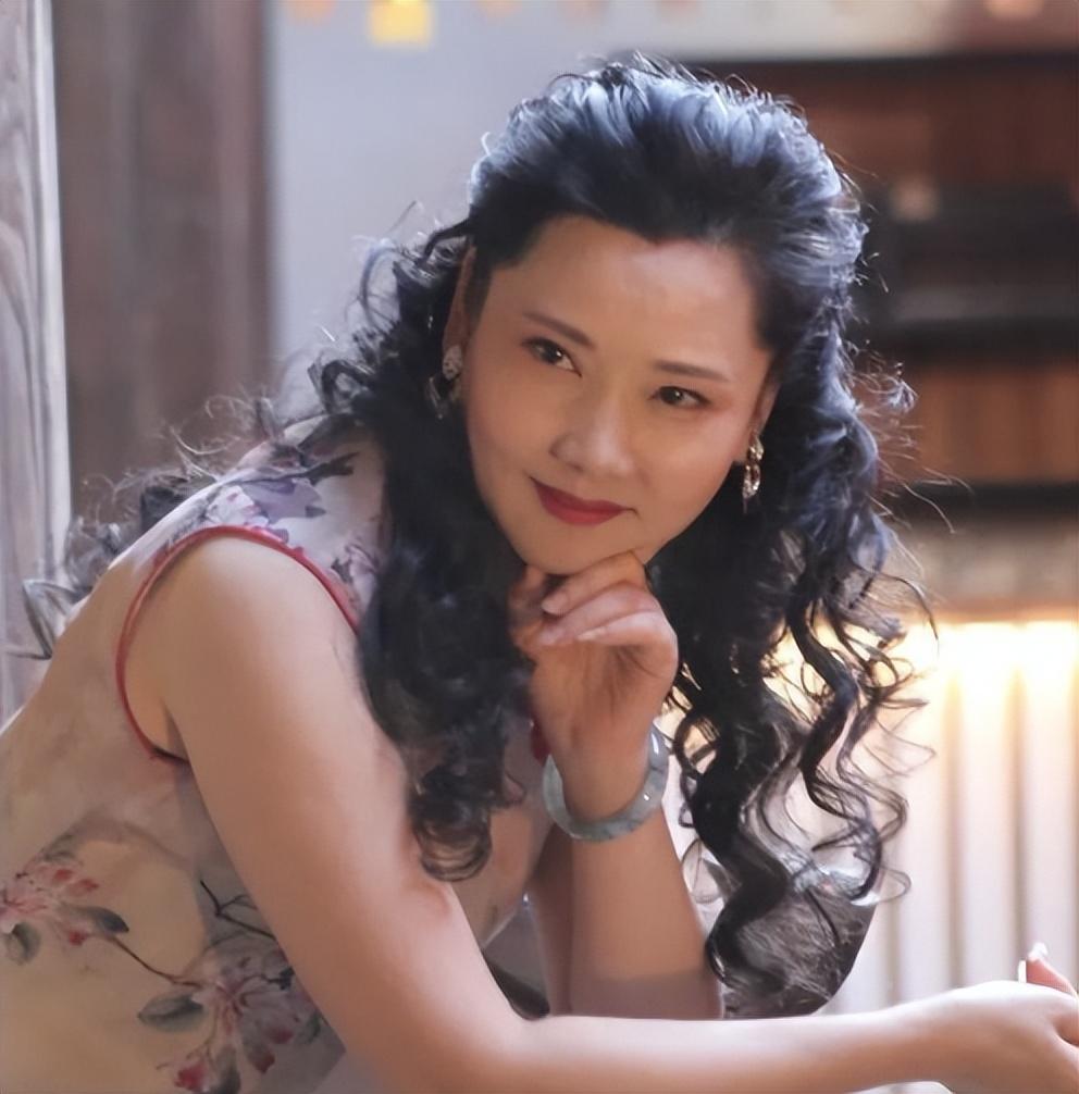 嫁给老师儿子,和丈夫结婚34年的何赛飞,现如今她怎样了?