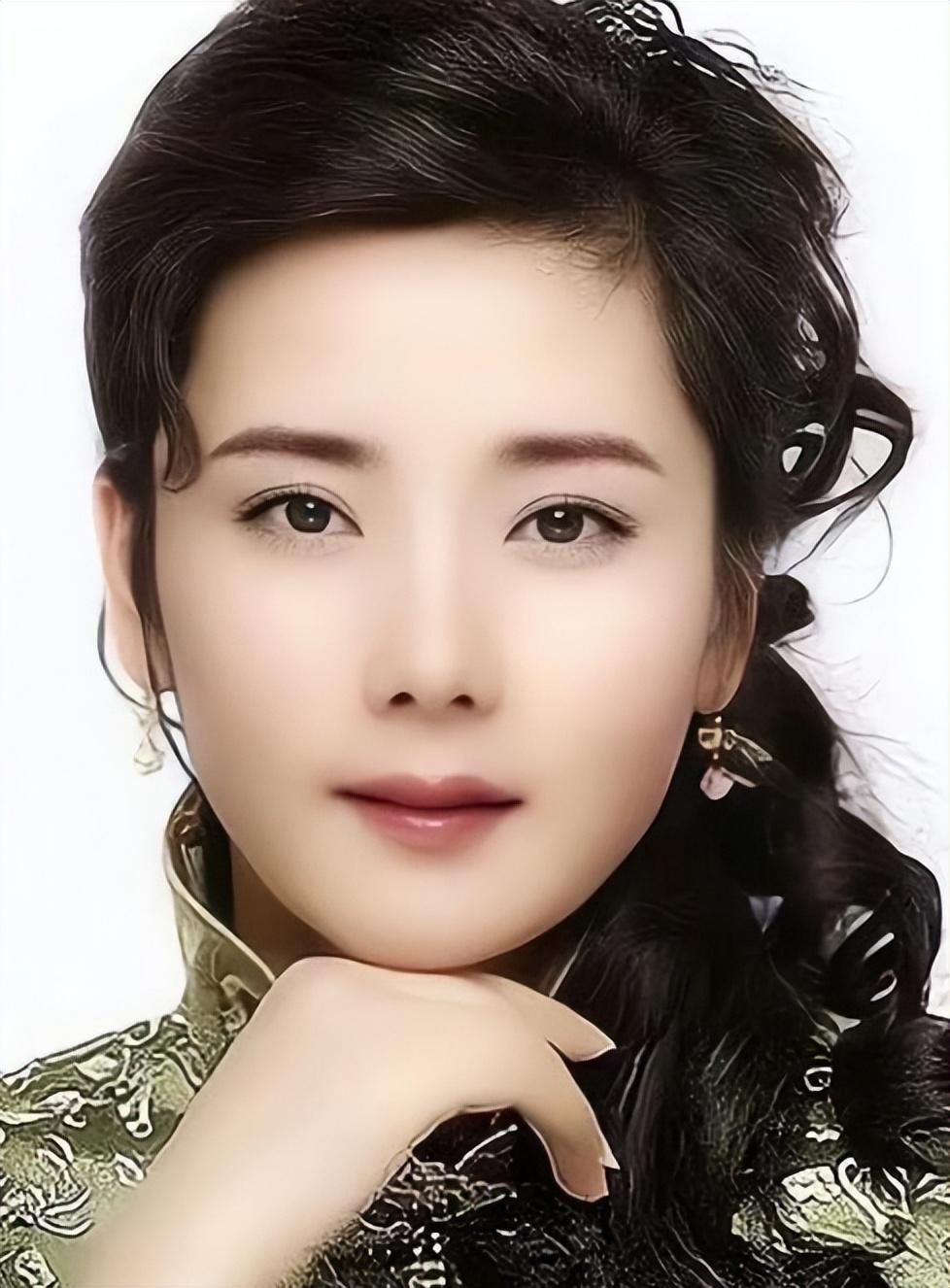 嫁给老师儿子,和丈夫结婚34年的何赛飞,现如今她怎样了?