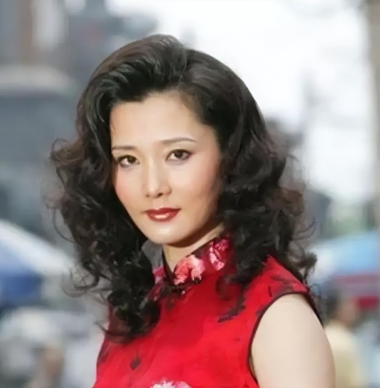 嫁给老师儿子,和丈夫结婚34年的何赛飞,现如今她怎样了?