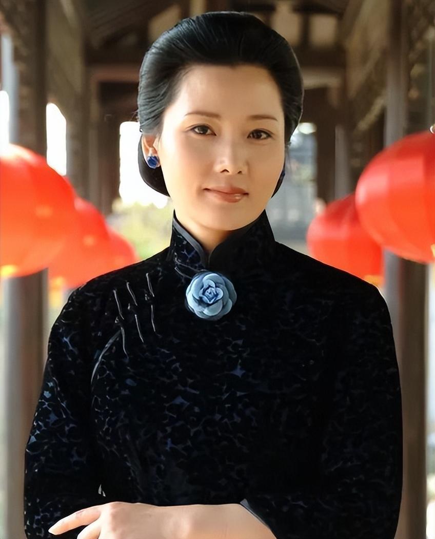 嫁给老师儿子,和丈夫结婚34年的何赛飞,现如今她怎样了?