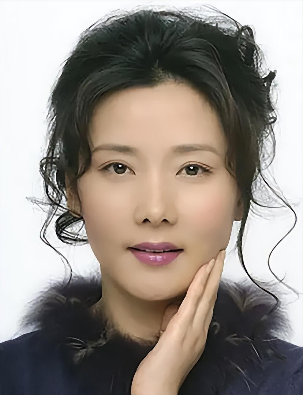 嫁给老师儿子,和丈夫结婚34年的何赛飞,现如今她怎样了?