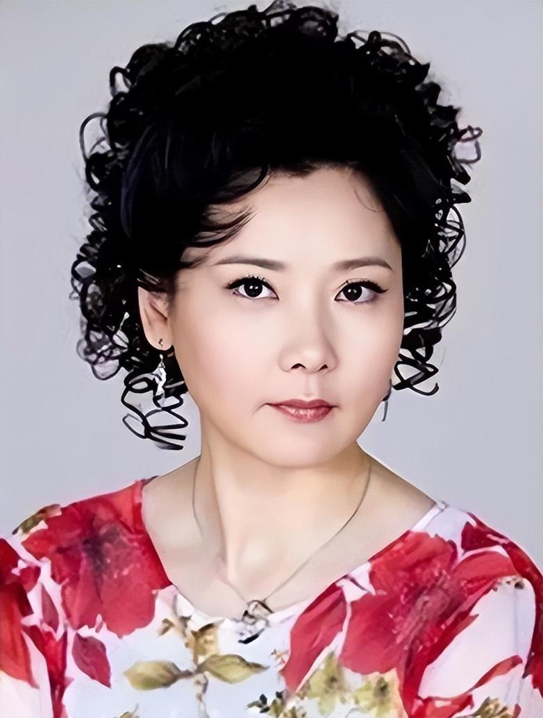 嫁给老师儿子,和丈夫结婚34年的何赛飞,现如今她怎样了?