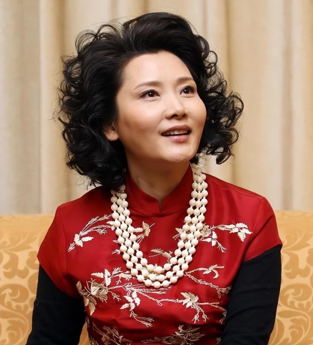 嫁给老师儿子,和丈夫结婚34年的何赛飞,现如今她怎样了?