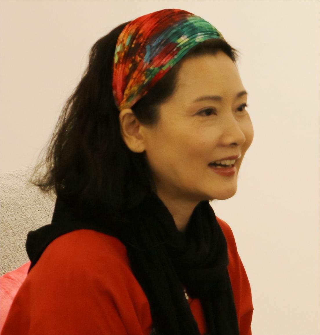 嫁给老师儿子,和丈夫结婚34年的何赛飞,现如今她怎样了?