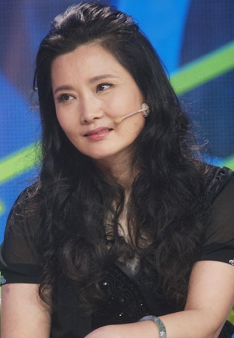 嫁给老师儿子,和丈夫结婚34年的何赛飞,现如今她怎样了?