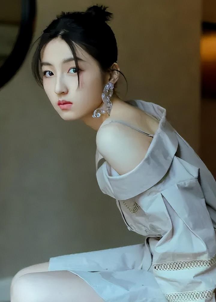 “国民妹妹”张子枫:与彭昱畅成亲兄妹,受顶级京圈资源力捧