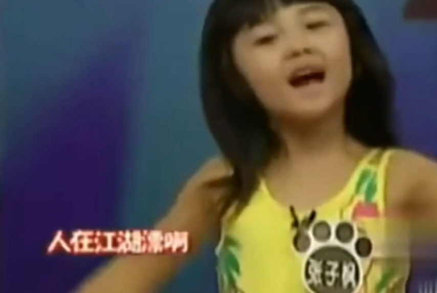 “国民妹妹”张子枫:与彭昱畅成亲兄妹,受顶级京圈资源力捧