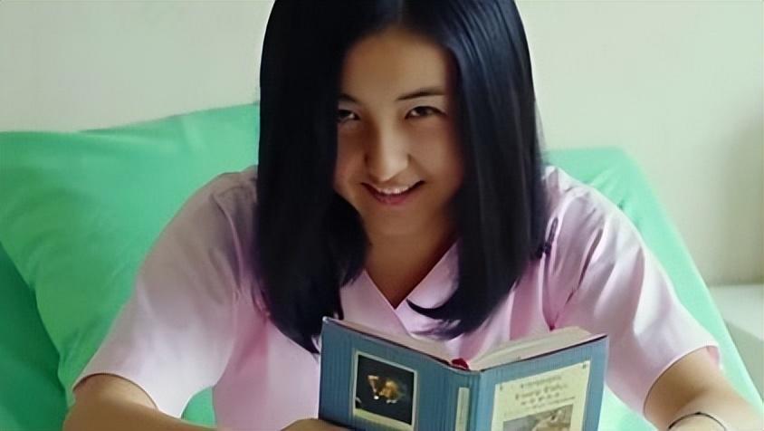 “国民妹妹”张子枫:与彭昱畅成亲兄妹,受顶级京圈资源力捧