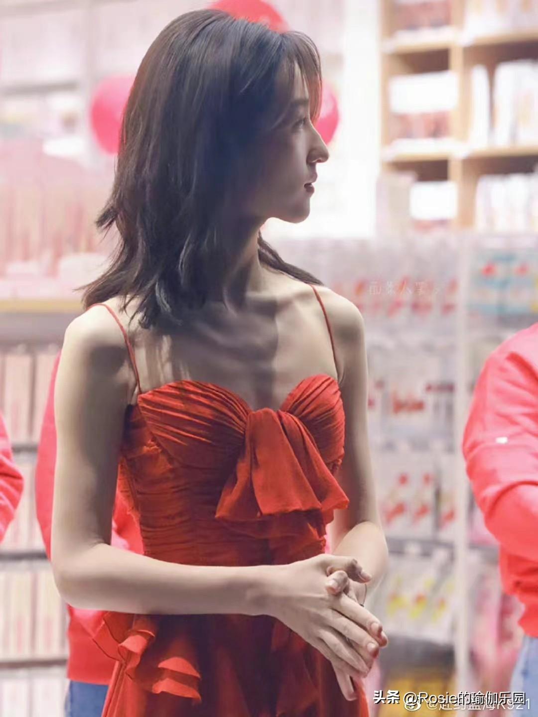 张子枫瘦成皮包骨，什么是好身材？解锁挺拔美胸自信又美丽