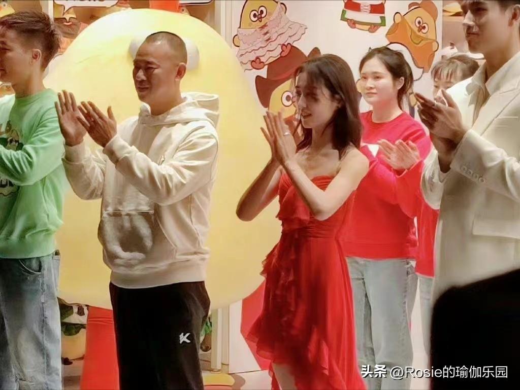 张子枫瘦成皮包骨，什么是好身材？解锁挺拔美胸自信又美丽