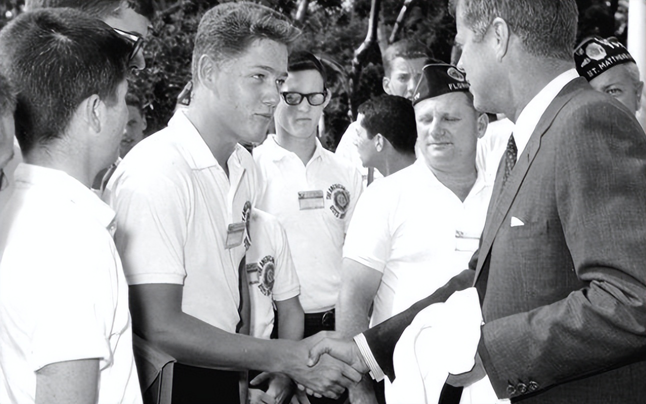 克林顿：美国丑闻最多的总统，任上出轨被判无罪，美国人特喜欢他