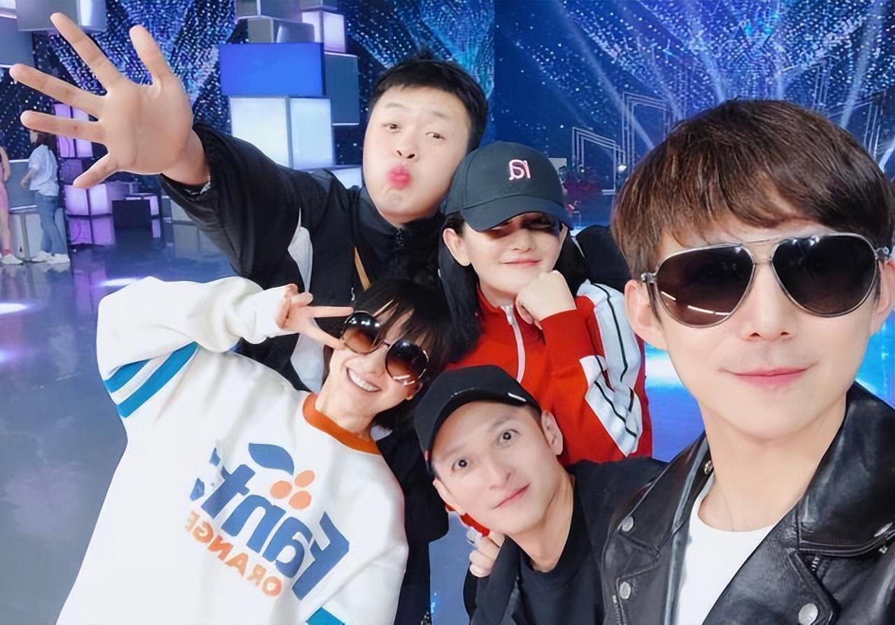 李维嘉正式回归，搭档王心凌主持新综艺，本人发动态透露好心情