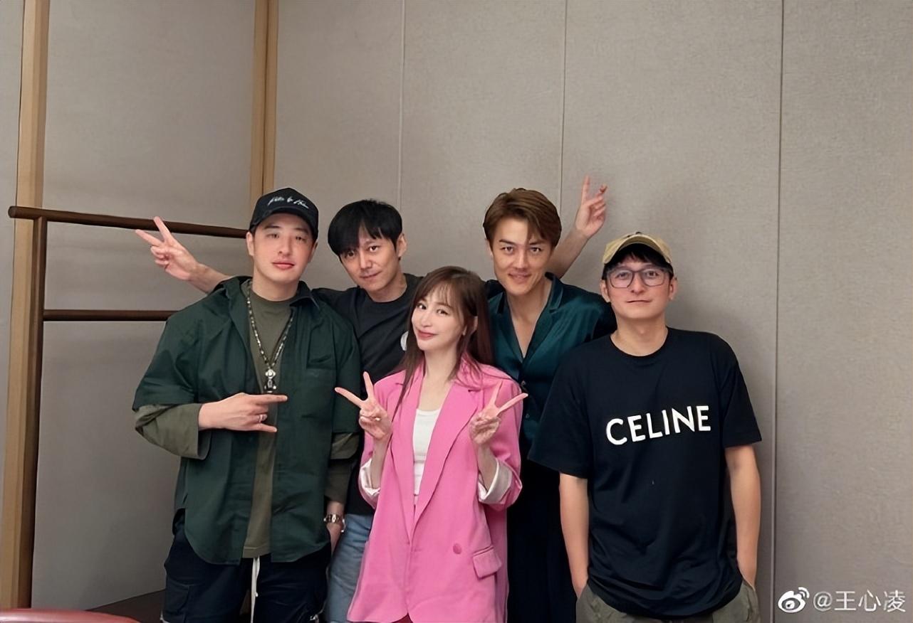 李维嘉正式回归，搭档王心凌主持新综艺，本人发动态透露好心情