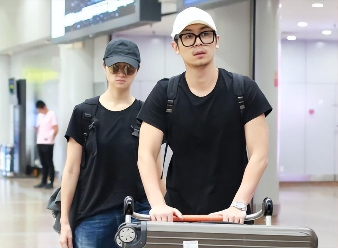 朱亚文夫妻同框，39岁老婆气质清纯像学生，他西装革履像老干部