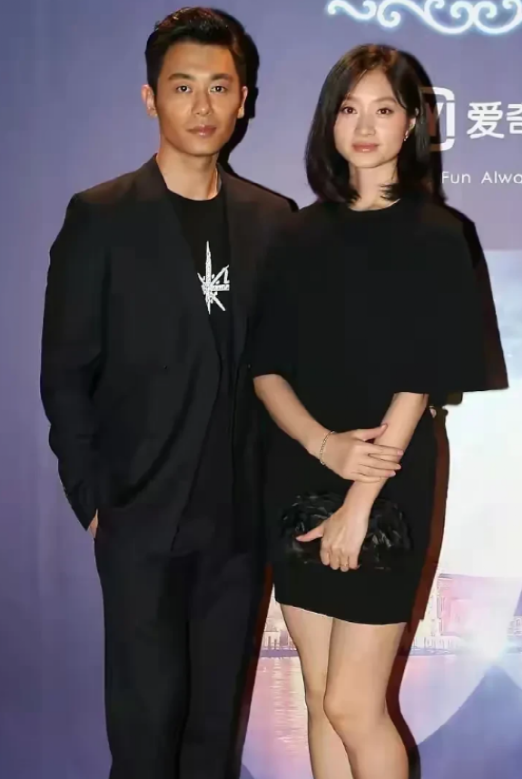 朱亚文夫妻同框，39岁老婆气质清纯像学生，他西装革履像老干部