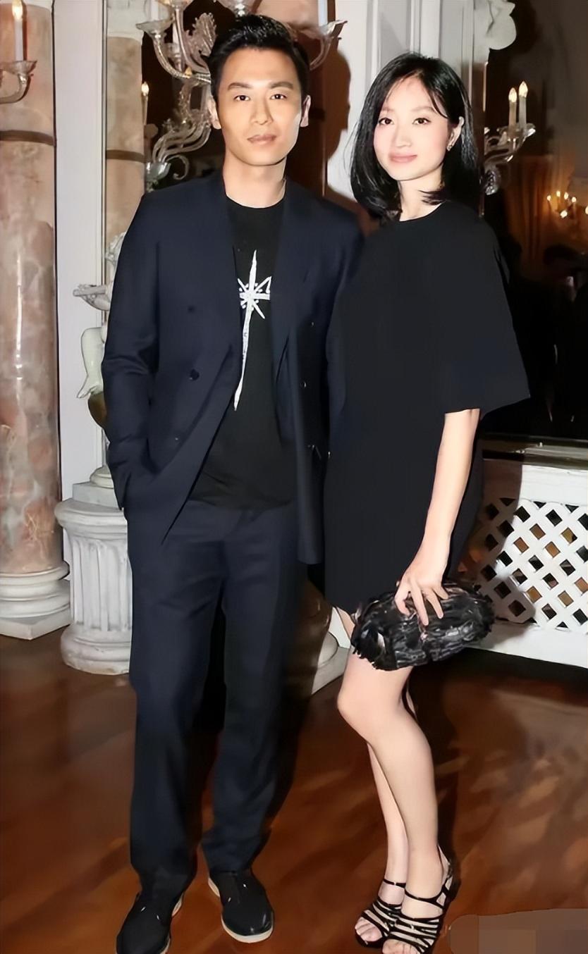 朱亚文夫妻同框，39岁老婆气质清纯像学生，他西装革履像老干部