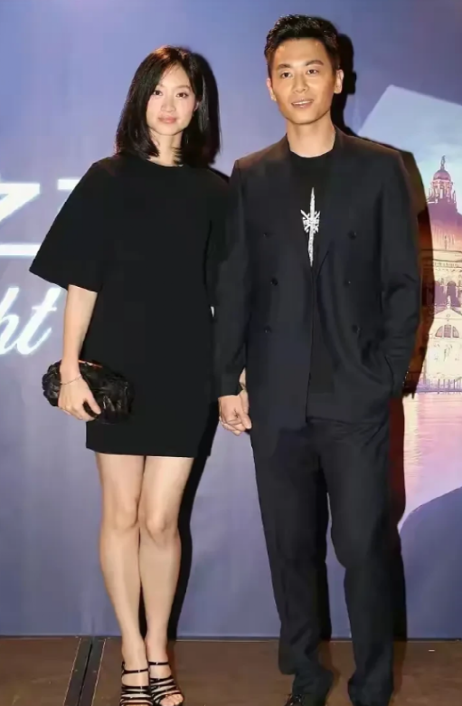 朱亚文夫妻同框，39岁老婆气质清纯像学生，他西装革履像老干部